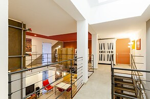 JOIVY Stylish Open-Plan Flat In Historic Centre