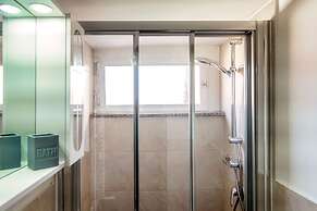 JOIVY Stylish Flat, 5-Minute Metro Trip To Centre