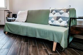 JOIVY Stylish Flat, 5-Minute Metro Trip To Centre