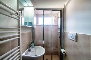 JOIVY Stylish Flat, 5-Minute Metro Trip To Centre