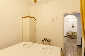 JOIVY Ideal Flat Near Aquarium