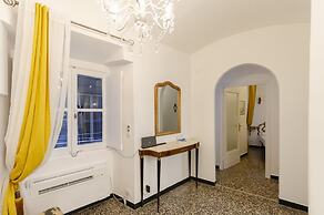 JOIVY Ideal Flat Near Aquarium