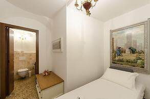 JOIVY Ideal Flat Near Aquarium