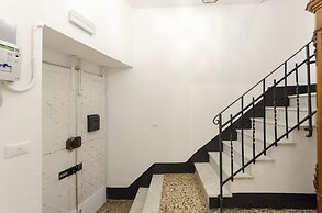 JOIVY Ideal Flat Near Aquarium