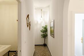 JOIVY Ideal Flat Near Aquarium