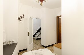 JOIVY Ideal Flat Near Aquarium