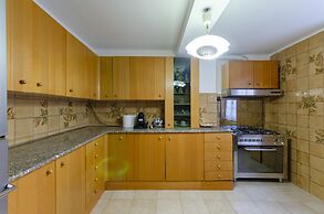 JOIVY Sunny 2-Bed Flat Near Aquarium