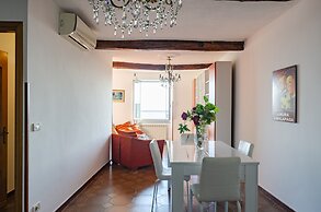 JOIVY Sunny 2-Bed Flat Near Aquarium