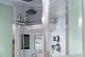 JOIVY Family Flat W/Balcony