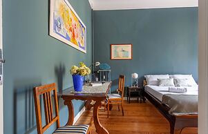 JOIVY Elegant Flat W/Balcony