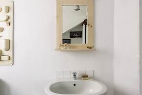 JOIVY Classic Top-Floor Studio By Park