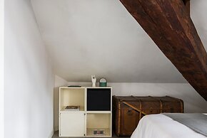 JOIVY Classic Top-Floor Studio By Park