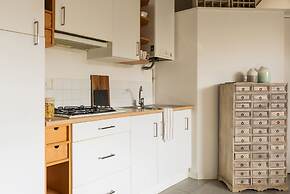 JOIVY Classic Top-Floor Studio By Park