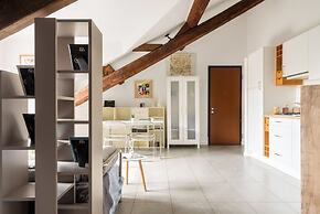 JOIVY Classic Top-Floor Studio By Park