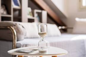 JOIVY Classic Top-Floor Studio By Park