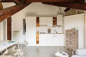 JOIVY Classic Top-Floor Studio By Park