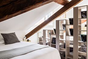 JOIVY Classic Top-Floor Studio By Park