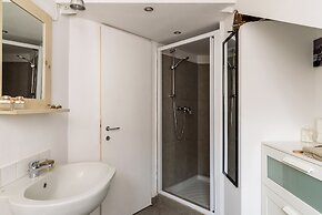 JOIVY Classic Top-Floor Studio By Park