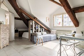 JOIVY Classic Top-Floor Studio By Park