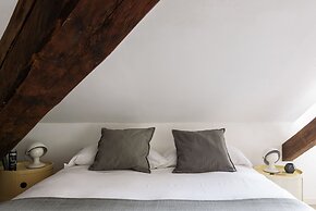 JOIVY Classic Top-Floor Studio By Park