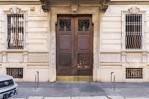 JOIVY Classic Top-Floor Studio By Park