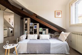 JOIVY Classic Top-Floor Studio By Park