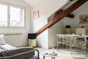 JOIVY Classic Top-Floor Studio By Park