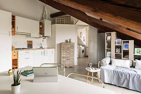 JOIVY Classic Top-Floor Studio By Park