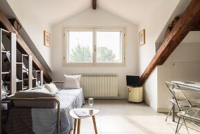 JOIVY Classic Top-Floor Studio By Park