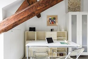 JOIVY Classic Top-Floor Studio By Park