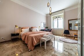 JOIVY Sophisticated Flat W/ Desk