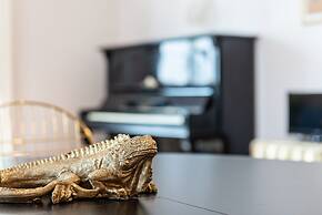 JOIVY Sophisticated Flat W/ Desk