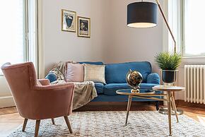 JOIVY Sophisticated Flat W/ Desk