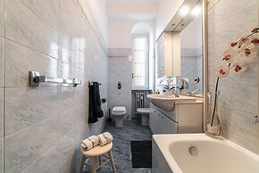 JOIVY Sophisticated Flat W/ Desk