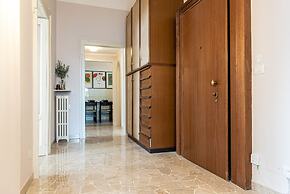 JOIVY Sophisticated Flat W/ Desk