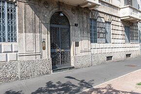 JOIVY Sophisticated Flat W/ Desk