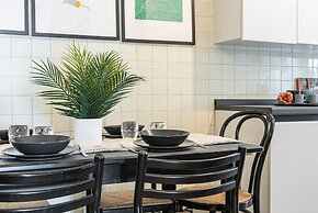 JOIVY Sophisticated Flat W/ Desk