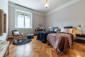 JOIVY Sophisticated Flat W/ Desk