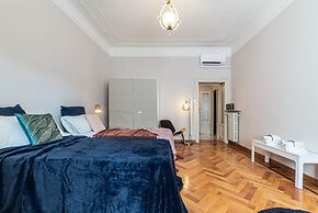 JOIVY Sophisticated Flat W/ Desk