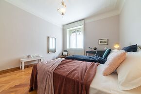 JOIVY Sophisticated Flat W/ Desk