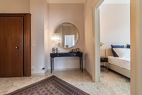 JOIVY Sophisticated Flat W/ Desk