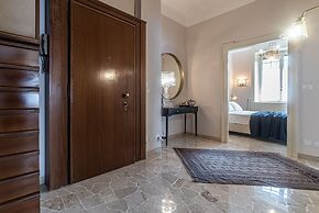 JOIVY Sophisticated Flat W/ Desk