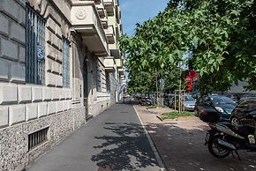 JOIVY Sophisticated Flat W/ Desk