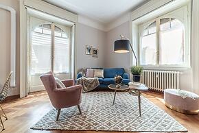 JOIVY Sophisticated Flat W/ Desk