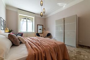 JOIVY Sophisticated Flat W/ Desk