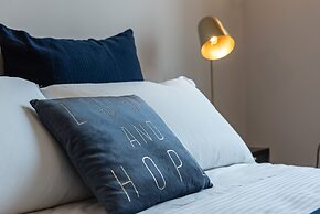 JOIVY Sophisticated Flat W/ Desk