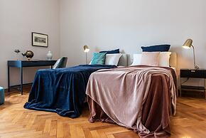 JOIVY Sophisticated Flat W/ Desk