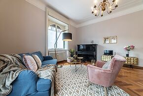 JOIVY Sophisticated Flat W/ Desk