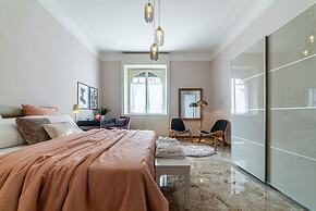 JOIVY Sophisticated Flat W/ Desk