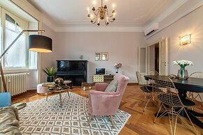 JOIVY Sophisticated Flat W/ Desk